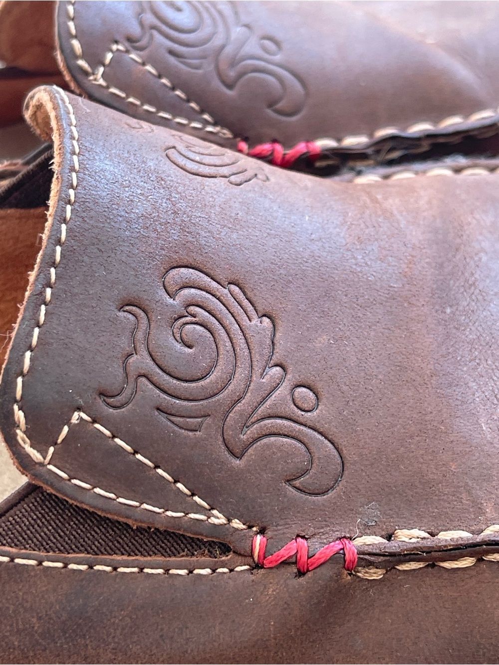 OluKai Women’s Brown Leather Slip-On Loafers with Embossed Detail Size 8 - Picture 7 of 9